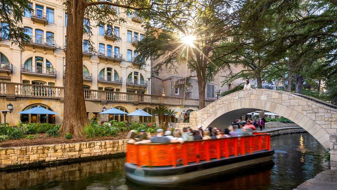 El River Walk de San Antonio al atardecer, a pasos del Omni La Mansión del Río